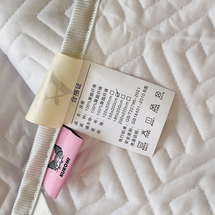 91家纺网 家纺一手货源 找家纺 艾兜坊 2025新款三丽鸥水洗棉夹棉床裙 幻影库洛米