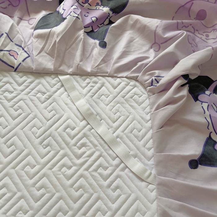 91家纺网 家纺一手货源 找家纺 艾兜坊 2025新款三丽鸥水洗棉夹棉床裙 幻影库洛米