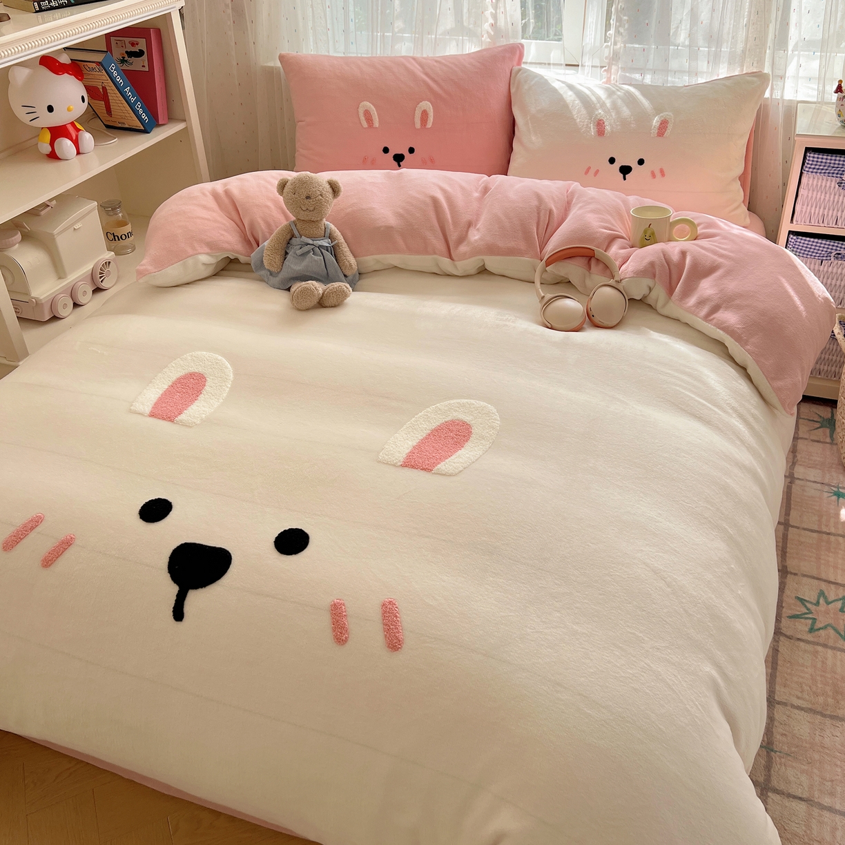91家纺网 家纺一手货源 找家纺 顾里家纺 2025新款可爱表情包毛巾绣牛奶绒四件套 甜心粉兔