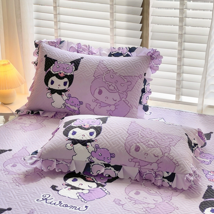 91家纺网 家纺一手货源 找家纺 艾兜坊 2025新款三丽鸥水洗棉夹棉床裙 幻影库洛米