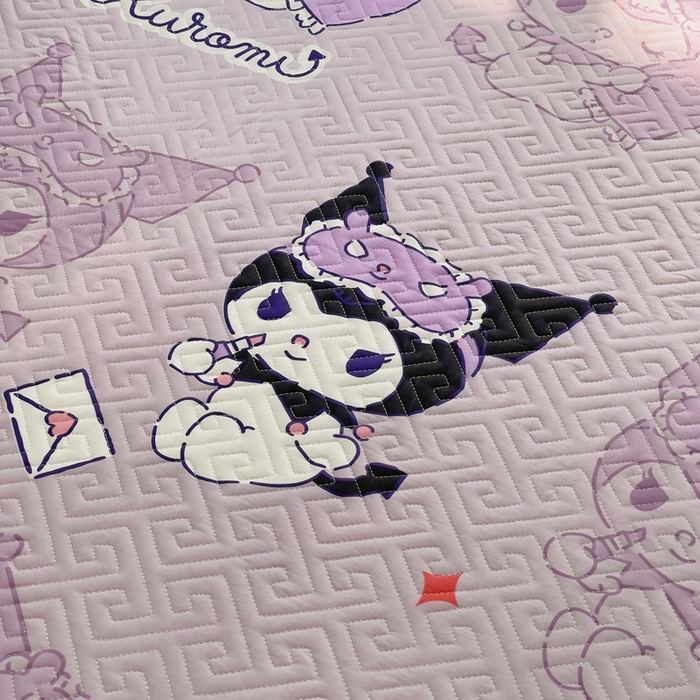 91家纺网 家纺一手货源 找家纺 艾兜坊 2025新款三丽鸥水洗棉夹棉床裙 幻影库洛米