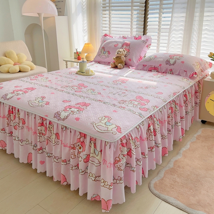 91家纺网 家纺一手货源 找家纺 艾兜坊 2025新款三丽鸥水洗棉夹棉床裙 木马美乐蒂