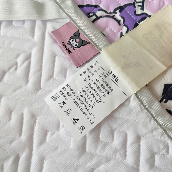 91家纺网 家纺一手货源 找家纺 艾兜坊 2025新款三丽鸥水洗棉夹棉床裙 樱桃库洛米