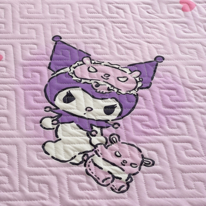 91家纺网 家纺一手货源 找家纺 艾兜坊 2025新款三丽鸥水洗棉夹棉床裙 樱桃库洛米