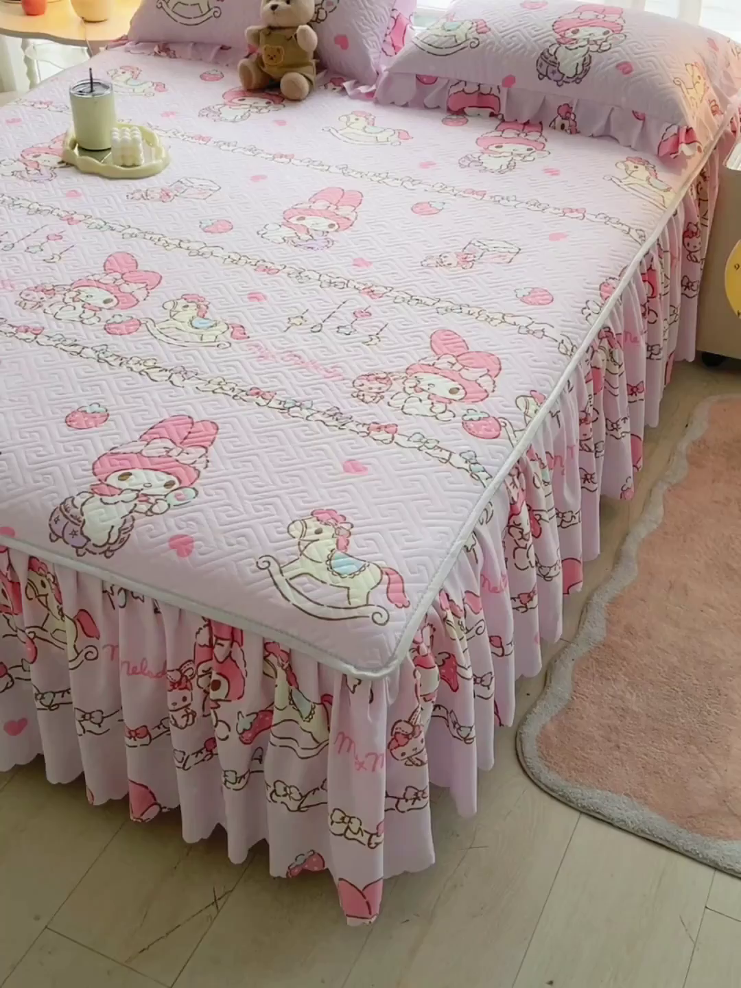 91家纺网 家纺一手货源 找家纺 艾兜坊 2025新款三丽鸥水洗棉夹棉床裙 木马美乐蒂