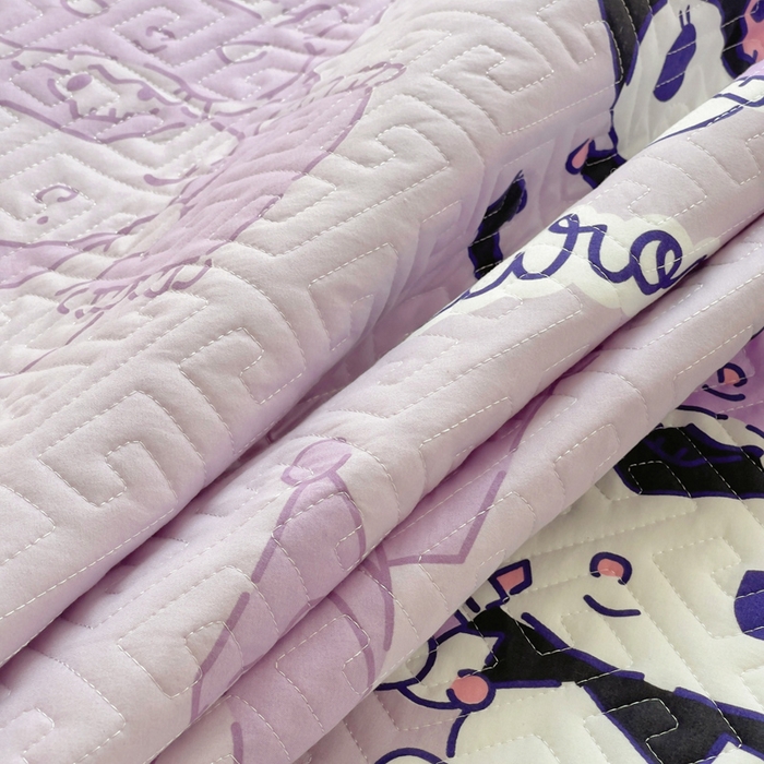 91家纺网 家纺一手货源 找家纺 艾兜坊 2025新款三丽鸥水洗棉夹棉床裙 幻影库洛米