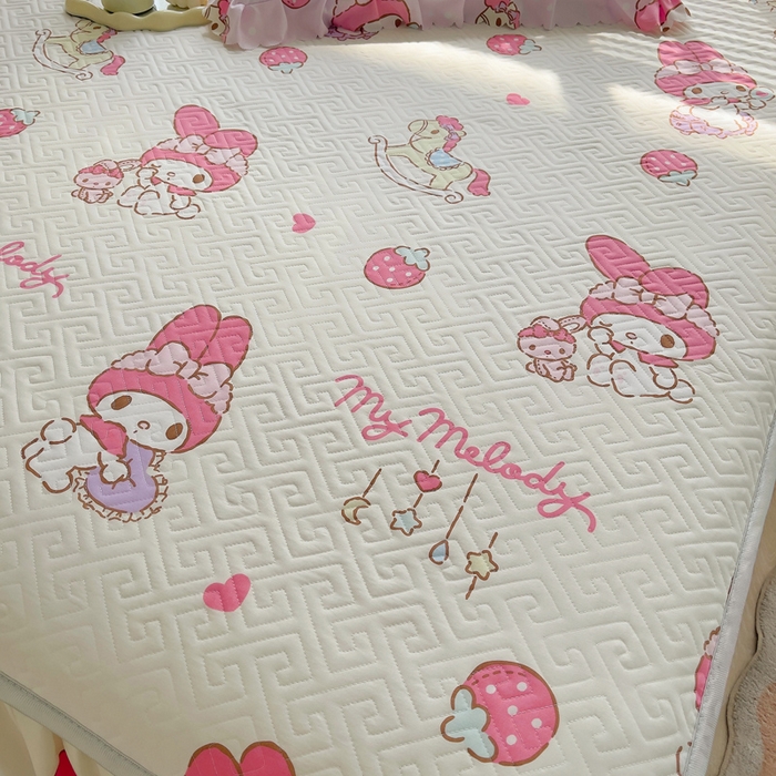 91家纺网 家纺一手货源 找家纺 艾兜坊 2025新款三丽鸥水洗棉夹棉床裙 草莓美乐蒂