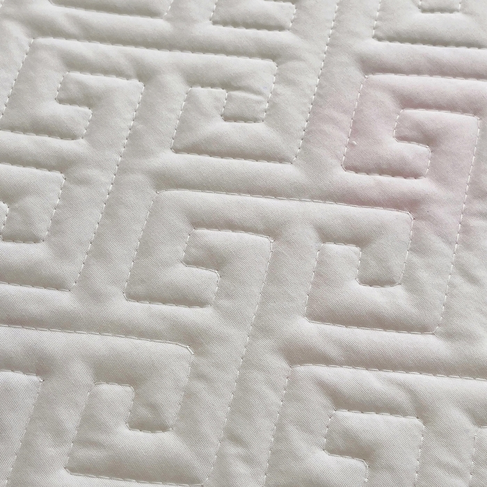 91家纺网 家纺一手货源 找家纺 艾兜坊 2025新款三丽鸥水洗棉夹棉床裙 草莓美乐蒂