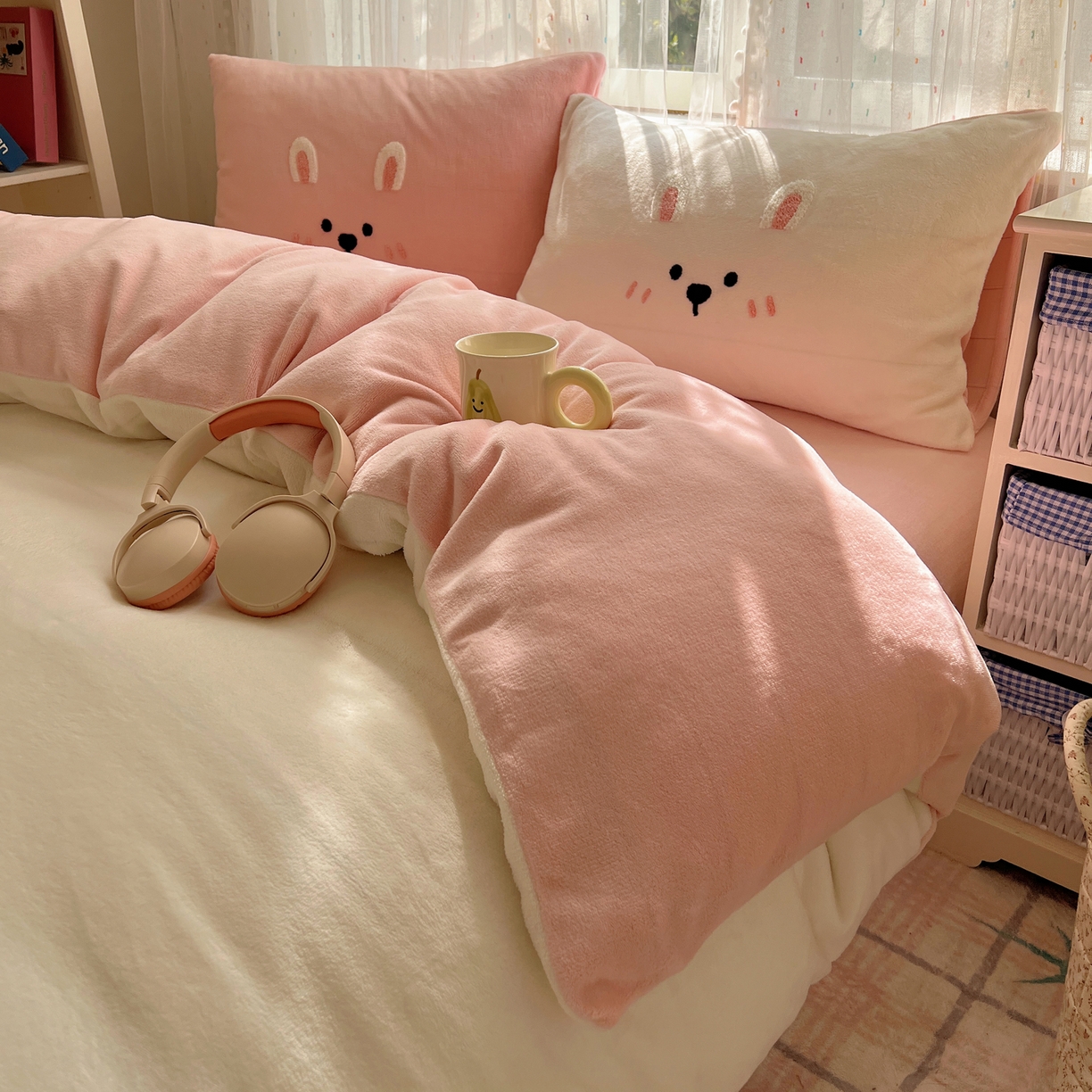 91家纺网 家纺一手货源 找家纺 顾里家纺 2025新款可爱表情包毛巾绣牛奶绒四件套 甜心粉兔