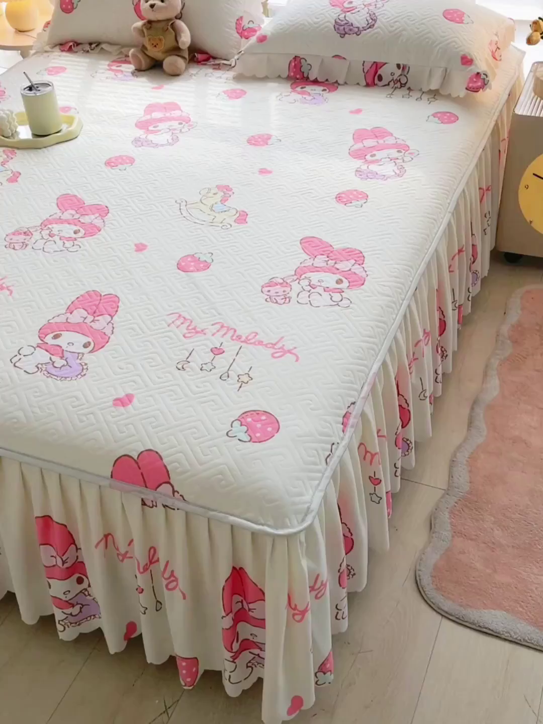 91家纺网 家纺一手货源 找家纺 艾兜坊 2025新款三丽鸥水洗棉夹棉床裙 草莓美乐蒂