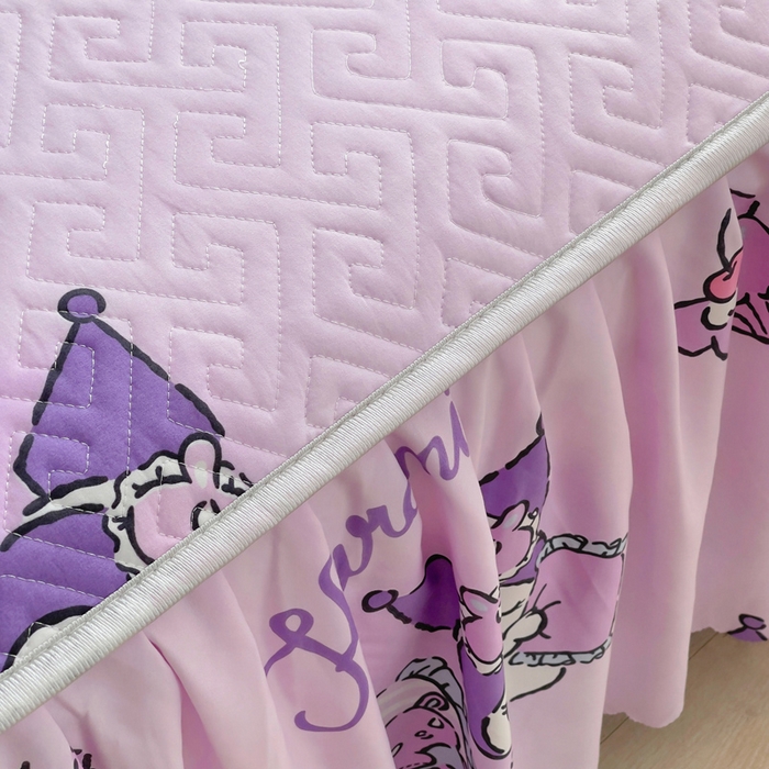 91家纺网 家纺一手货源 找家纺 艾兜坊 2025新款三丽鸥水洗棉夹棉床裙 樱桃库洛米