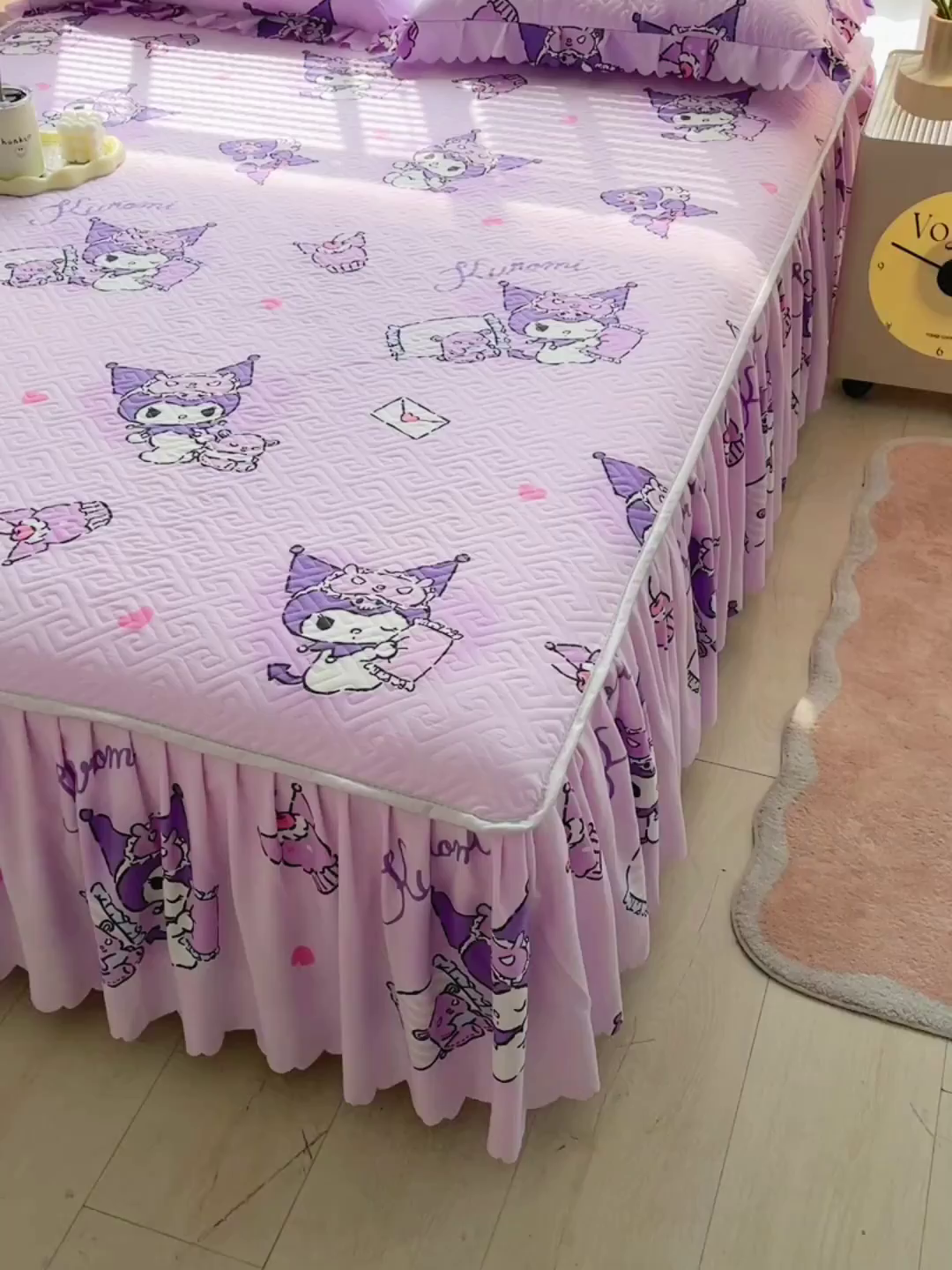 91家纺网 家纺一手货源 找家纺 艾兜坊 2025新款三丽鸥水洗棉夹棉床裙 樱桃库洛米