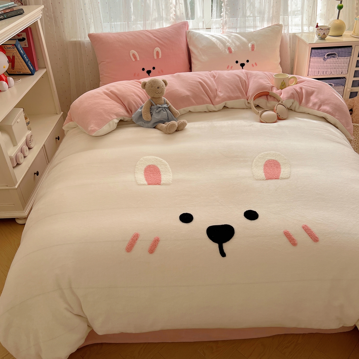 91家纺网 家纺一手货源 找家纺 顾里家纺 2025新款可爱表情包毛巾绣牛奶绒四件套 甜心粉兔