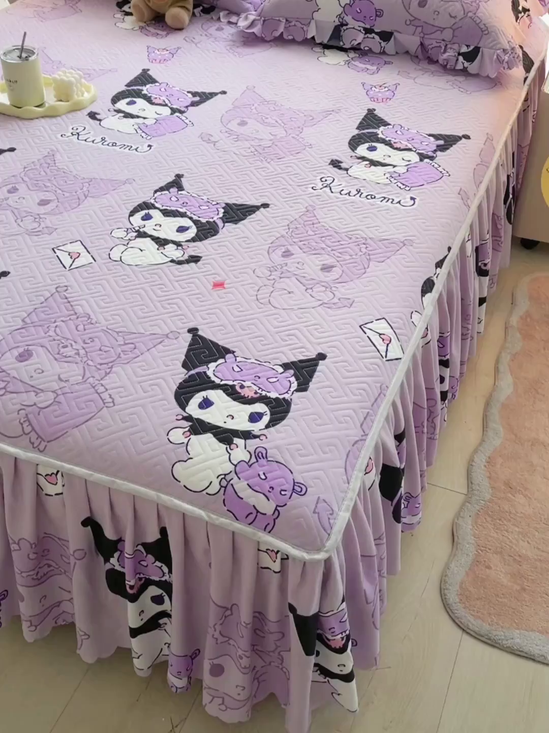 91家纺网 家纺一手货源 找家纺 艾兜坊 2025新款三丽鸥水洗棉夹棉床裙 幻影库洛米