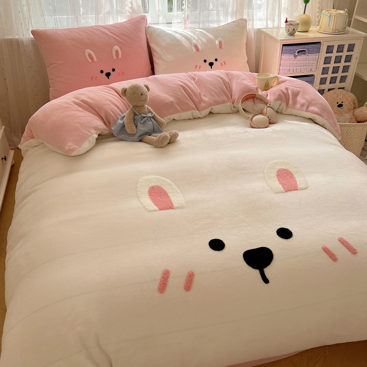 91家纺网 家纺一手货源 找家纺 顾里家纺 2025新款可爱表情包毛巾绣牛奶绒四件套 甜心粉兔