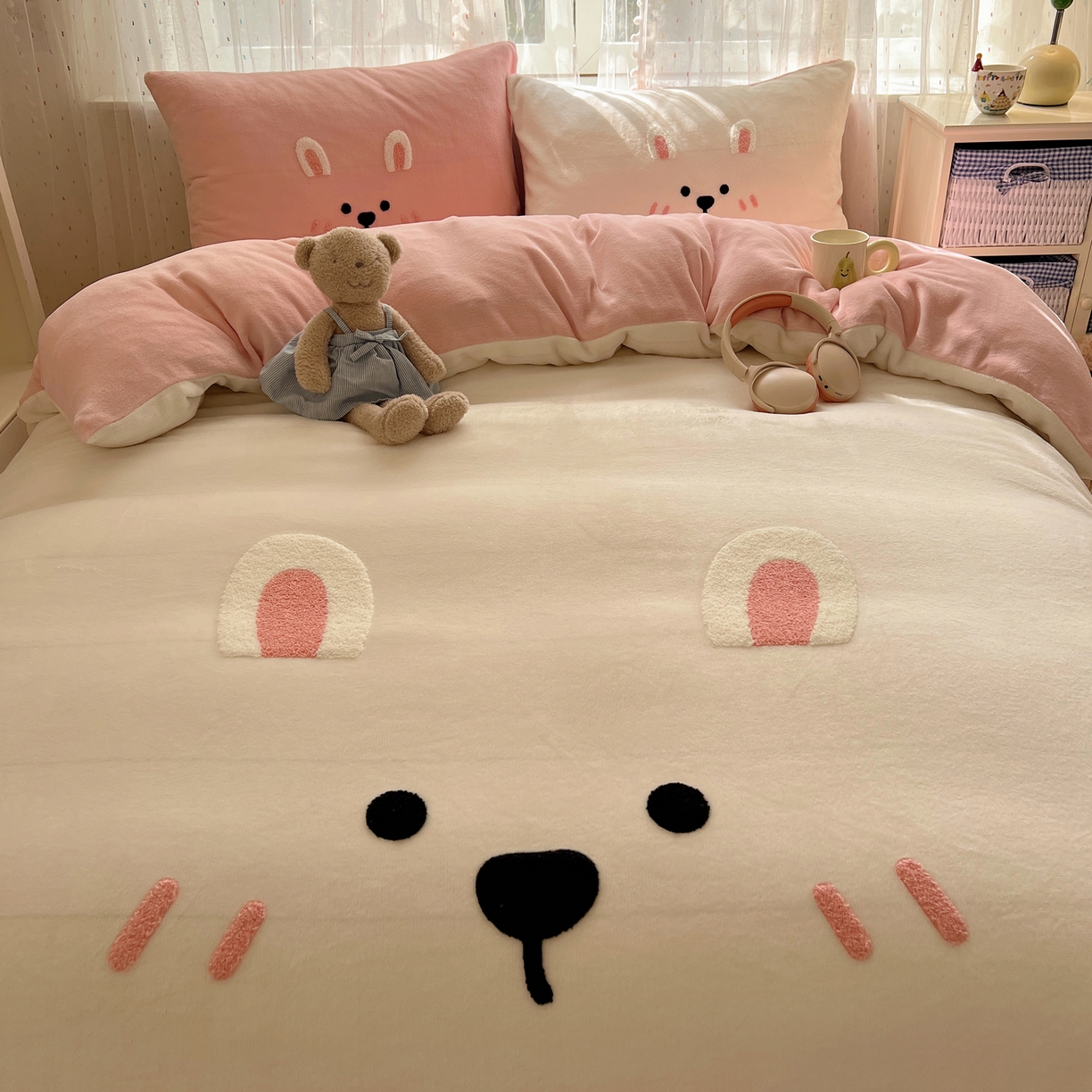 91家纺网 家纺一手货源 找家纺 顾里家纺 2025新款可爱表情包毛巾绣牛奶绒四件套 甜心粉兔