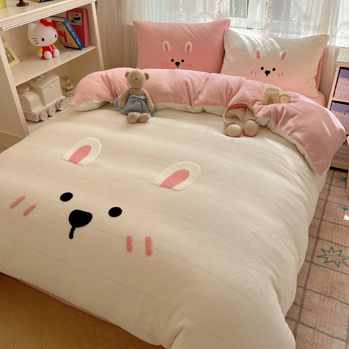 91家纺网 家纺一手货源 找家纺 顾里家纺 2025新款可爱表情包毛巾绣牛奶绒四件套 甜心粉兔