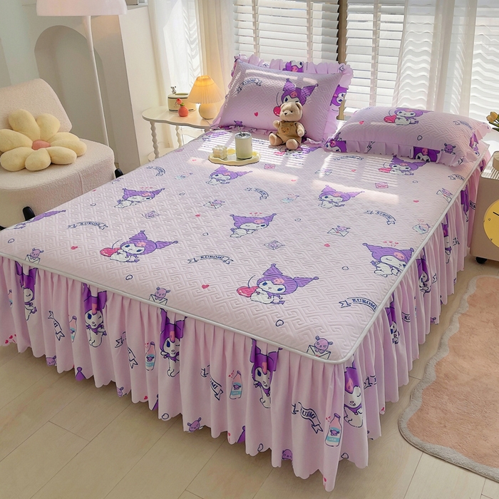 91家纺网 家纺一手货源 找家纺 艾兜坊 2025新款三丽鸥水洗棉夹棉床裙 爱心库洛米