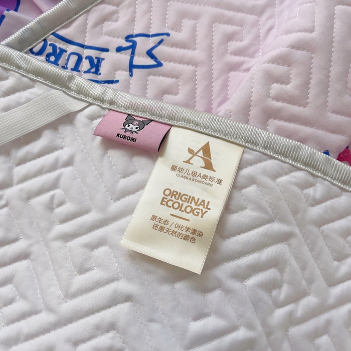 91家纺网 家纺一手货源 找家纺 艾兜坊 2025新款三丽鸥水洗棉夹棉床裙 爱心库洛米