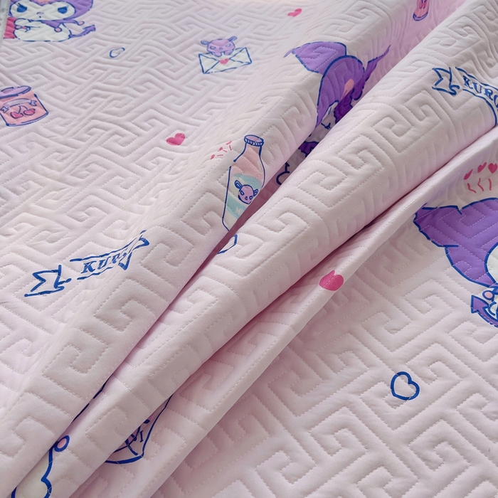 91家纺网 家纺一手货源 找家纺 艾兜坊 2025新款三丽鸥水洗棉夹棉床裙 爱心库洛米