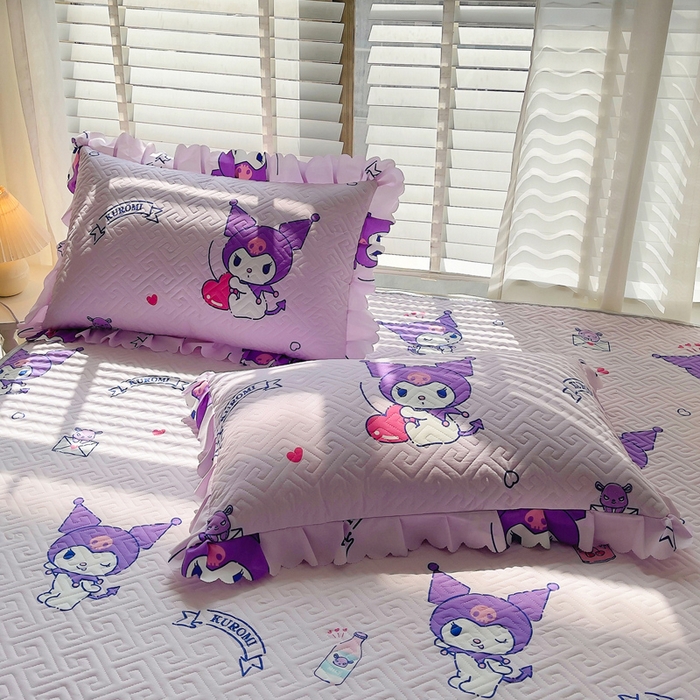 91家纺网 家纺一手货源 找家纺 艾兜坊 2025新款三丽鸥水洗棉夹棉床裙 爱心库洛米