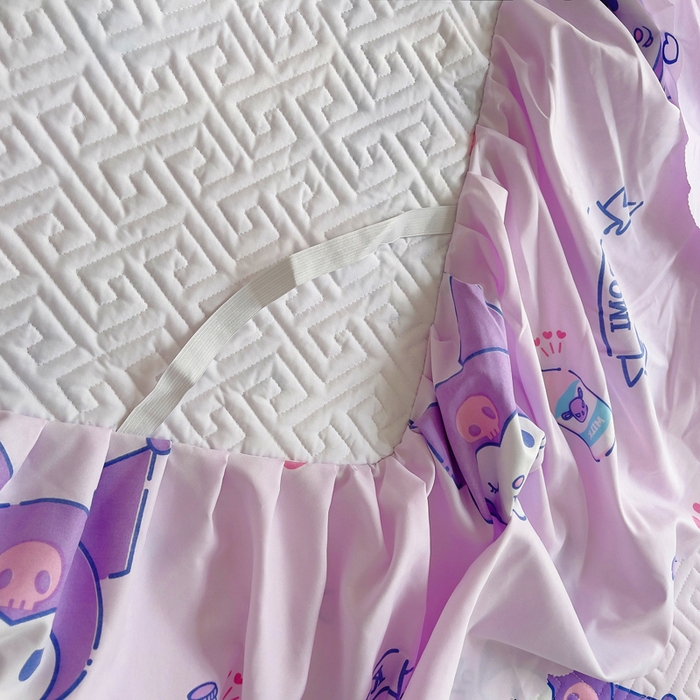 91家纺网 家纺一手货源 找家纺 艾兜坊 2025新款三丽鸥水洗棉夹棉床裙 爱心库洛米