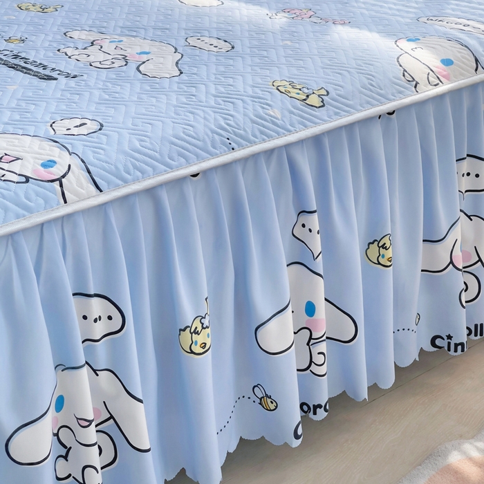 91家纺网 家纺一手货源 找家纺 艾兜坊 2025新款三丽鸥水洗棉夹棉床裙 木马玉桂狗