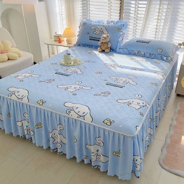 91家纺网 家纺一手货源 找家纺 艾兜坊 2025新款三丽鸥水洗棉夹棉床裙 木马玉桂狗