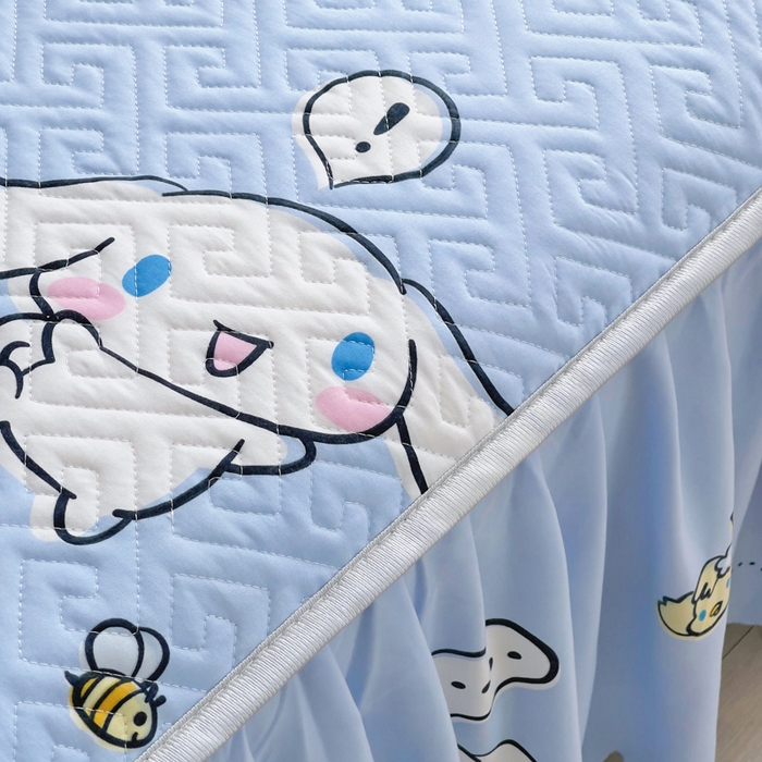 91家纺网 家纺一手货源 找家纺 艾兜坊 2025新款三丽鸥水洗棉夹棉床裙 木马玉桂狗