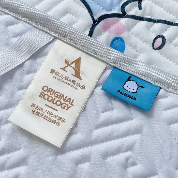 91家纺网 家纺一手货源 找家纺 艾兜坊 2025新款三丽鸥水洗棉夹棉床裙 木马玉桂狗