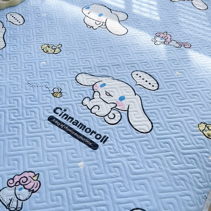 91家纺网 家纺一手货源 找家纺 艾兜坊 2025新款三丽鸥水洗棉夹棉床裙 木马玉桂狗