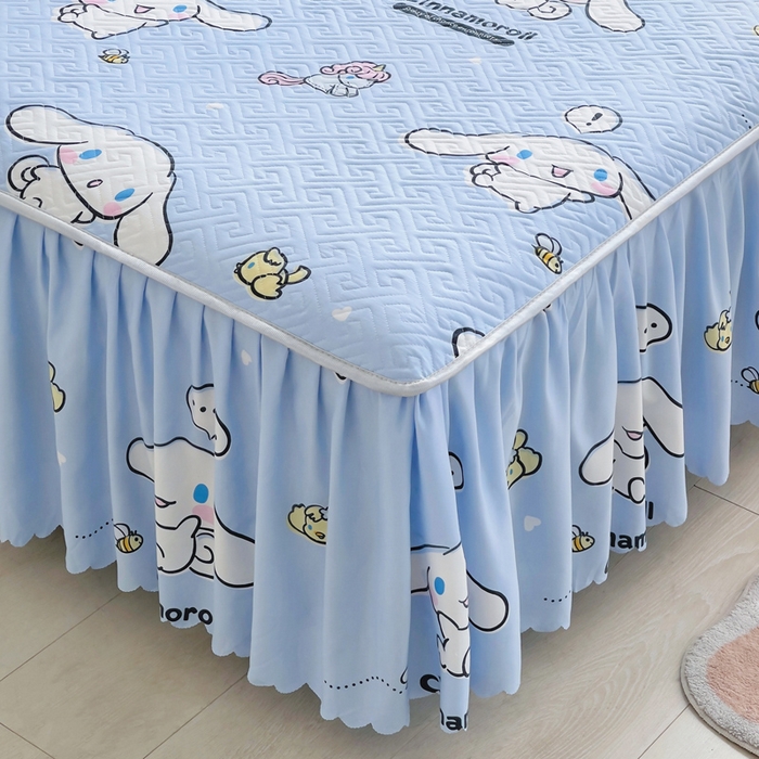 91家纺网 家纺一手货源 找家纺 艾兜坊 2025新款三丽鸥水洗棉夹棉床裙 木马玉桂狗