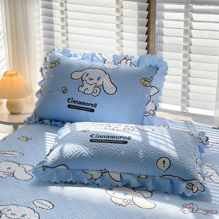 91家纺网 家纺一手货源 找家纺 艾兜坊 2025新款三丽鸥水洗棉夹棉床裙 木马玉桂狗