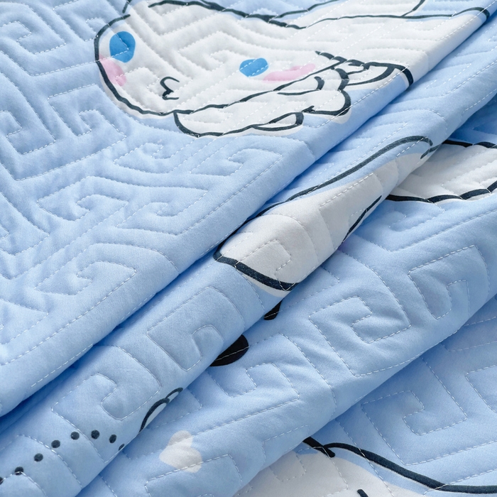 91家纺网 家纺一手货源 找家纺 艾兜坊 2025新款三丽鸥水洗棉夹棉床裙 木马玉桂狗