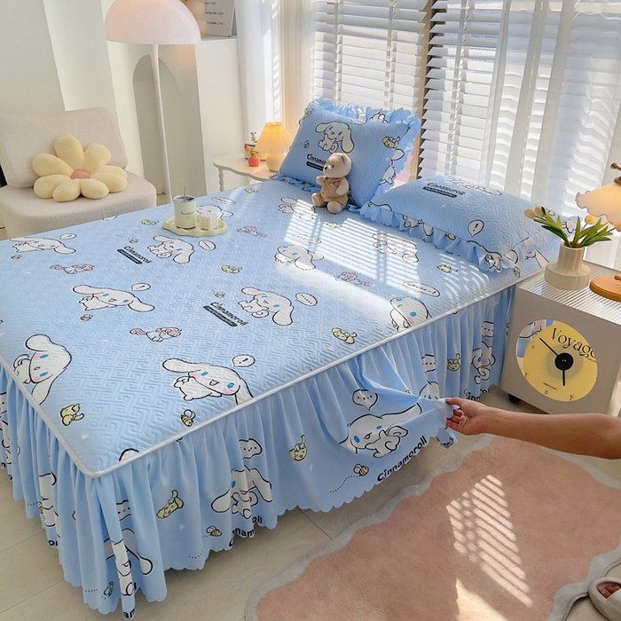 91家纺网 家纺一手货源 找家纺 艾兜坊 2025新款三丽鸥水洗棉夹棉床裙 木马玉桂狗