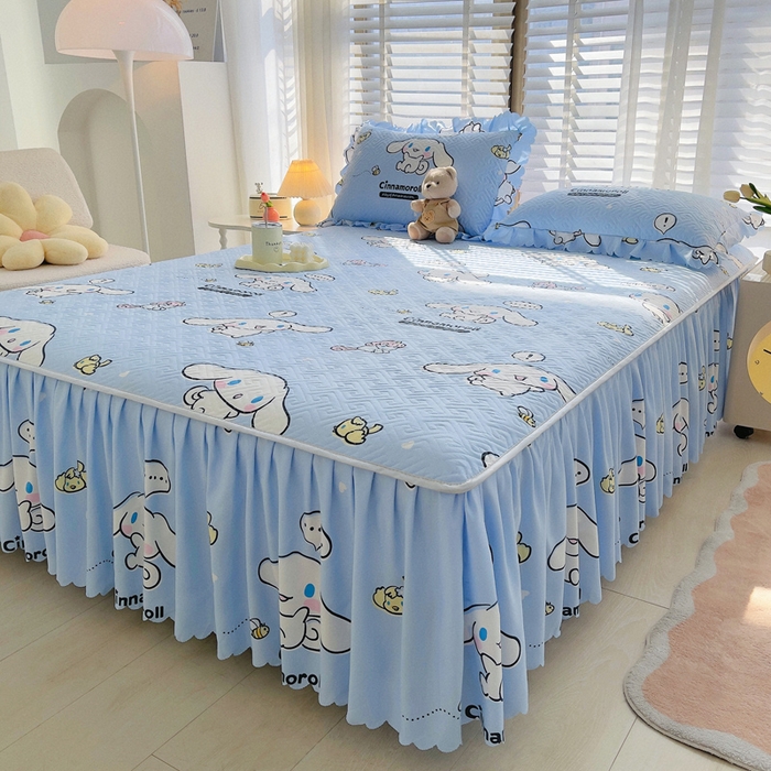 91家纺网 家纺一手货源 找家纺 艾兜坊 2025新款三丽鸥水洗棉夹棉床裙 木马玉桂狗