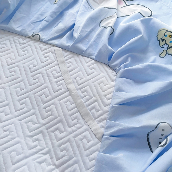 91家纺网 家纺一手货源 找家纺 艾兜坊 2025新款三丽鸥水洗棉夹棉床裙 木马玉桂狗