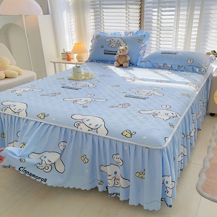 91家纺网 家纺一手货源 找家纺 艾兜坊 2025新款三丽鸥水洗棉夹棉床裙 木马玉桂狗