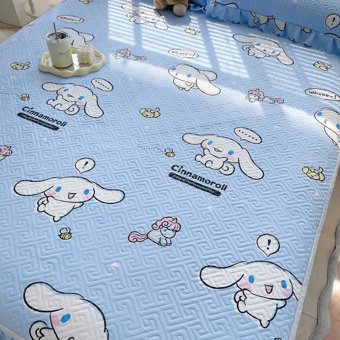 91家纺网 家纺一手货源 找家纺 艾兜坊 2025新款三丽鸥水洗棉夹棉床裙 木马玉桂狗