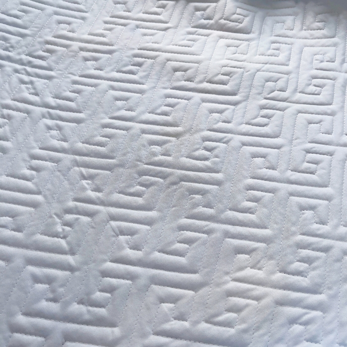 91家纺网 家纺一手货源 找家纺 艾兜坊 2025新款三丽鸥水洗棉夹棉床裙 木马玉桂狗