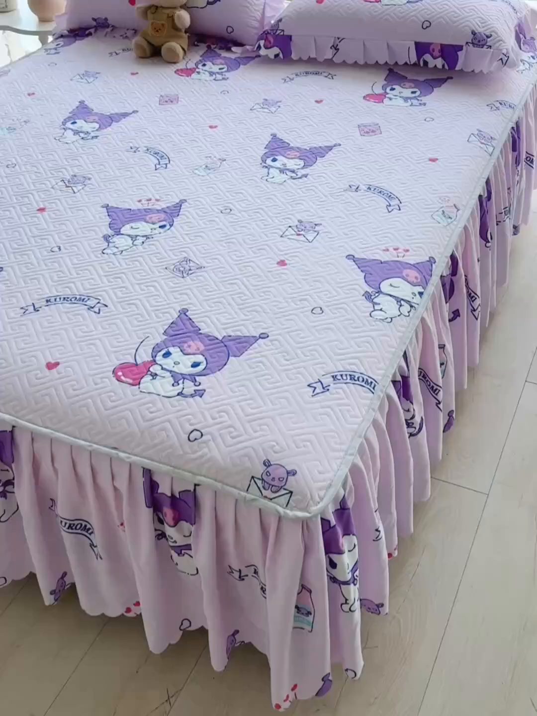 91家纺网 家纺一手货源 找家纺 艾兜坊 2025新款三丽鸥水洗棉夹棉床裙 爱心库洛米