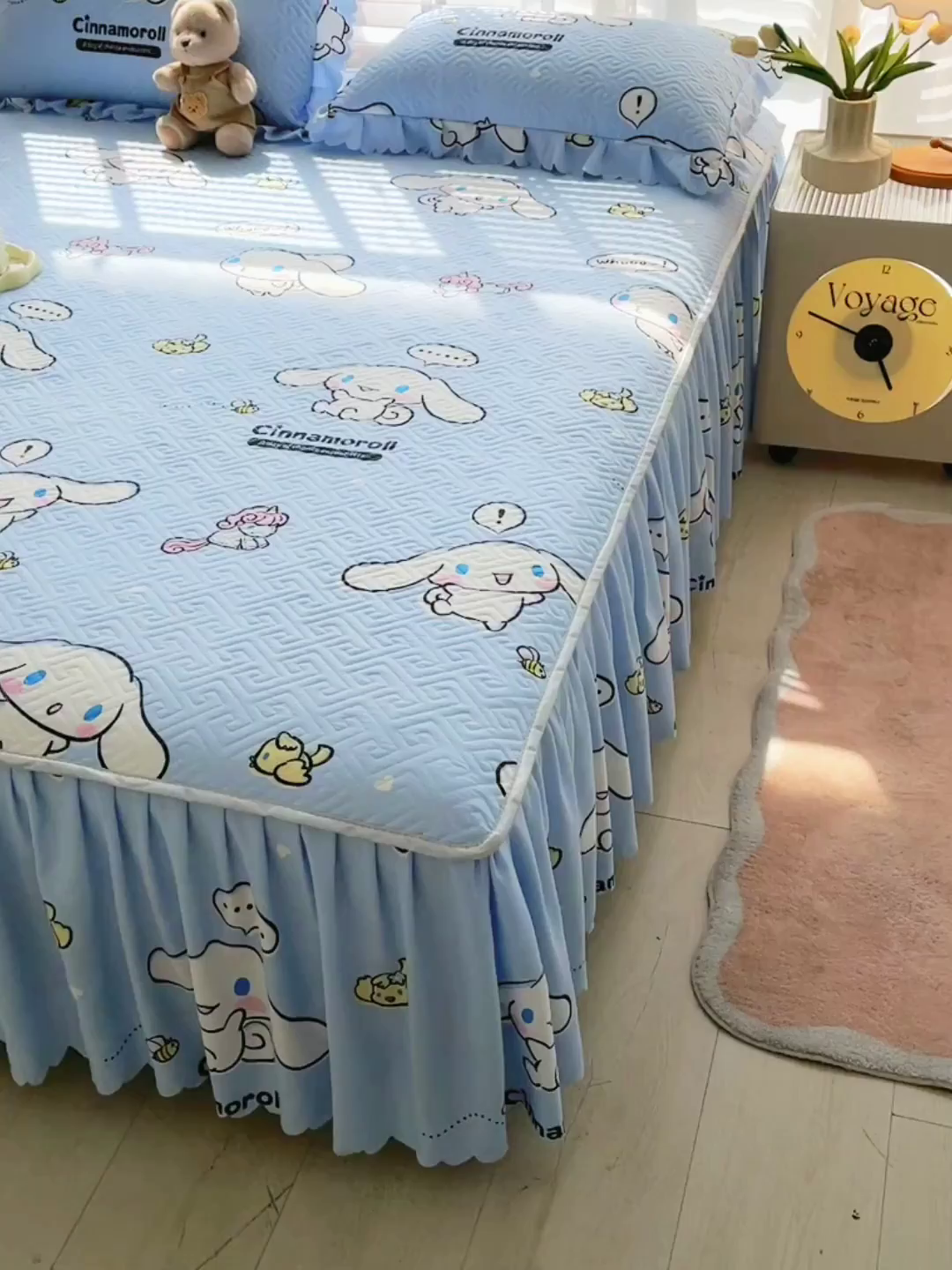 91家纺网 家纺一手货源 找家纺 艾兜坊 2025新款三丽鸥水洗棉夹棉床裙 木马玉桂狗