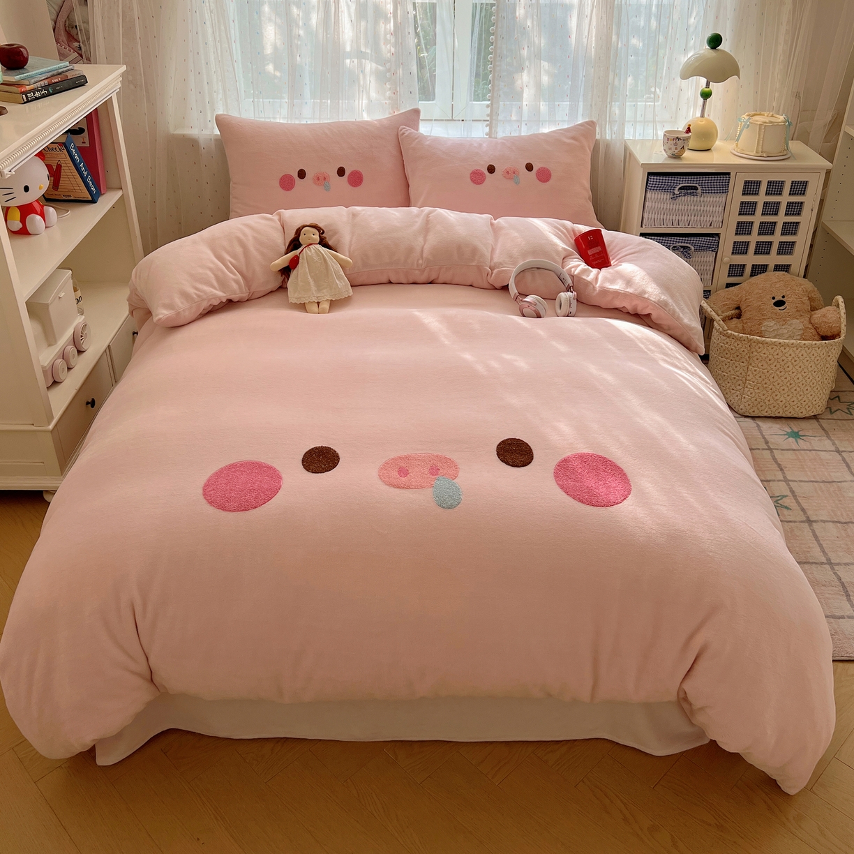 顾里家纺 2025新款可爱表情包毛巾绣牛奶绒四件套 小粉猪