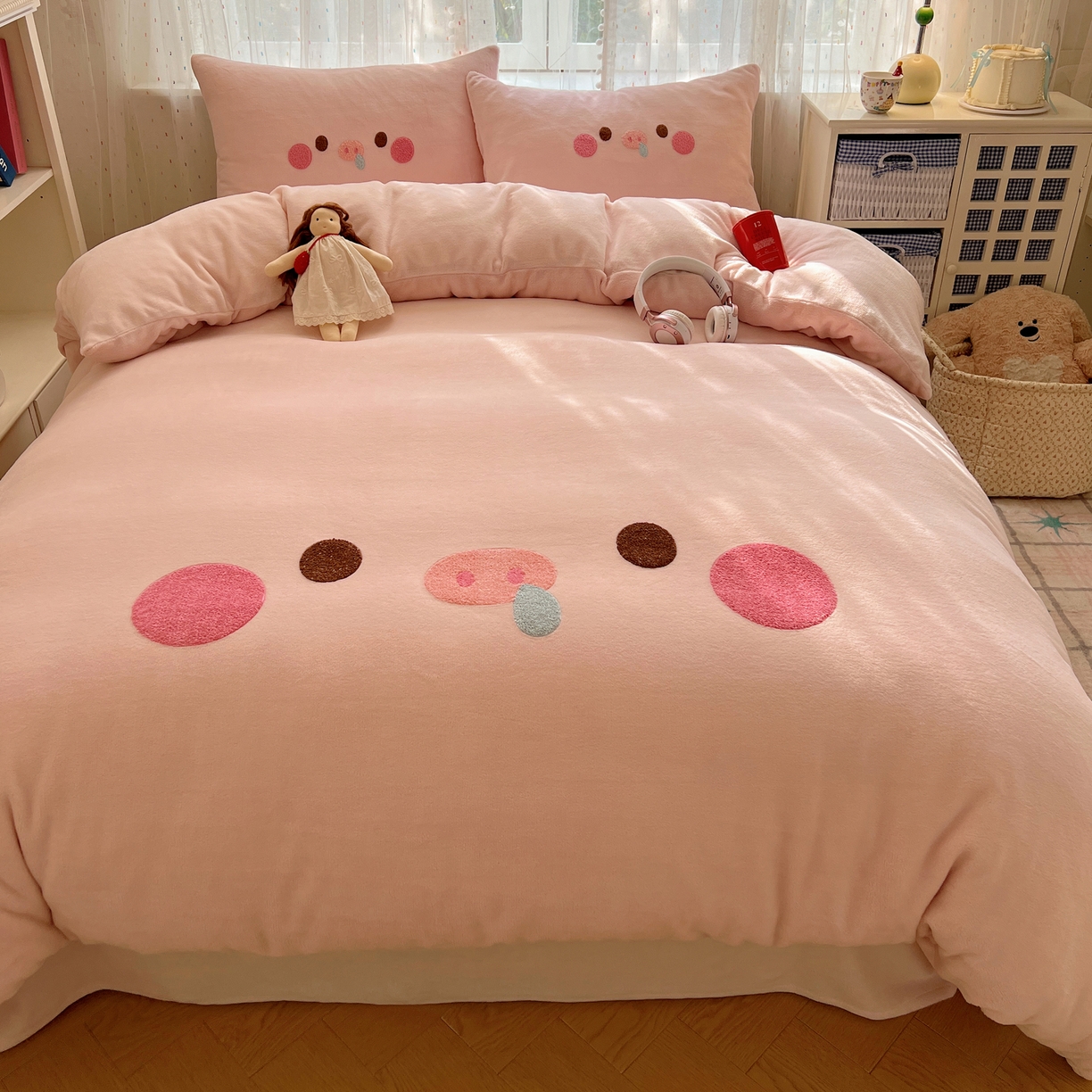 91家纺网 家纺一手货源 找家纺 顾里家纺 2025新款可爱表情包毛巾绣牛奶绒四件套 小粉猪