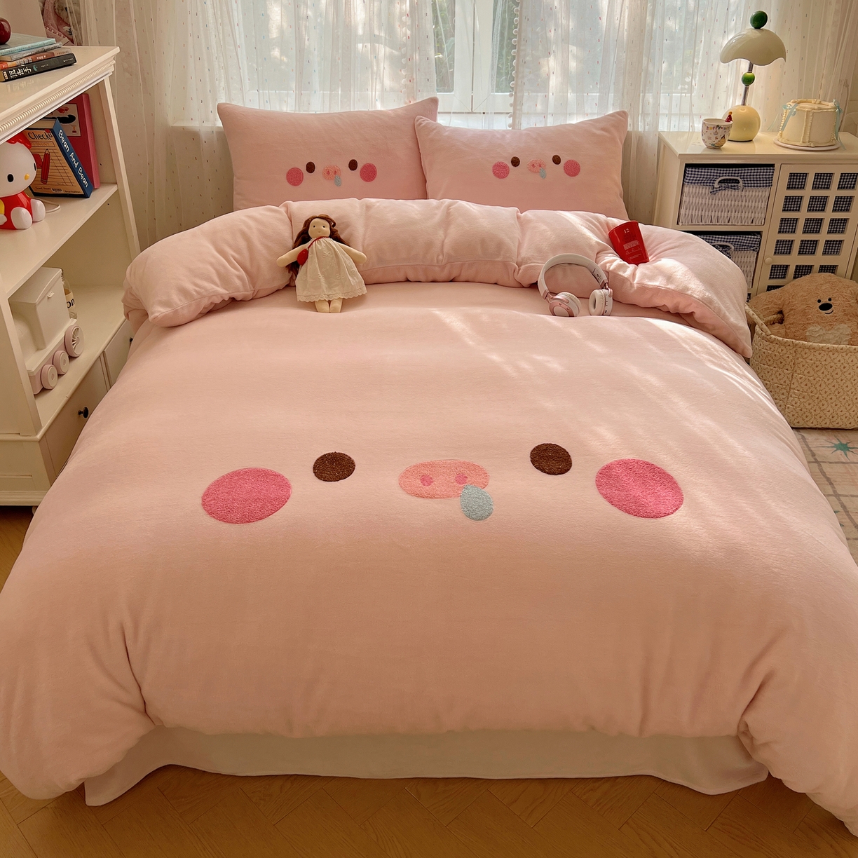 91家纺网 家纺一手货源 找家纺 顾里家纺 2025新款可爱表情包毛巾绣牛奶绒四件套 小粉猪