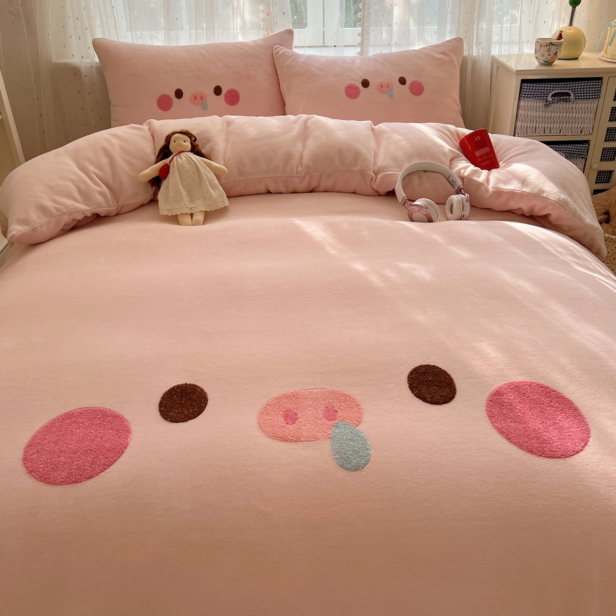 91家纺网 家纺一手货源 找家纺 顾里家纺 2025新款可爱表情包毛巾绣牛奶绒四件套 小粉猪