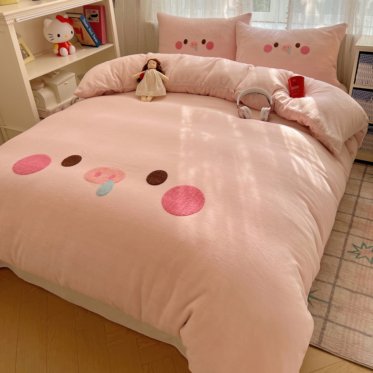 91家纺网 家纺一手货源 找家纺 顾里家纺 2025新款可爱表情包毛巾绣牛奶绒四件套 小粉猪