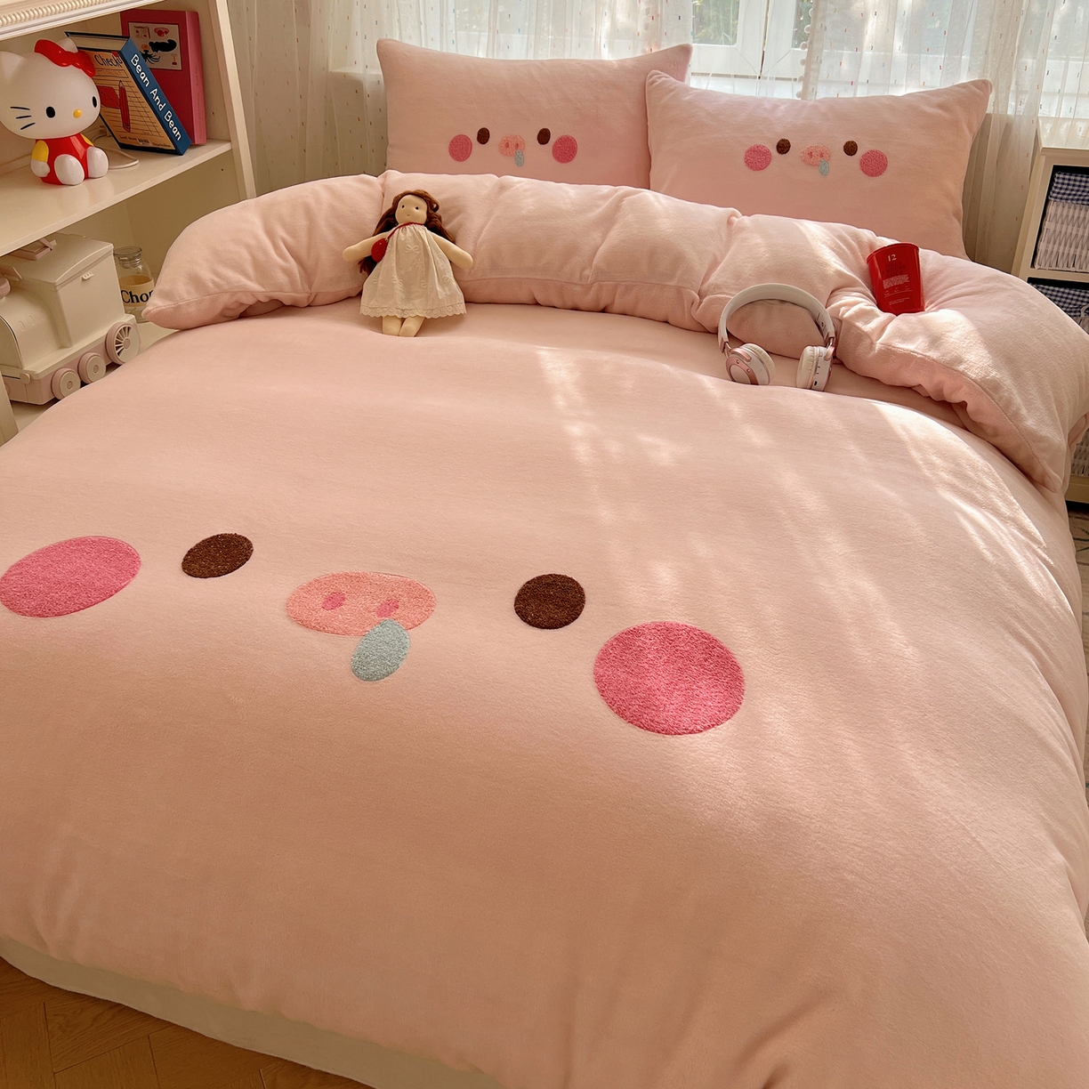 91家纺网 家纺一手货源 找家纺 顾里家纺 2025新款可爱表情包毛巾绣牛奶绒四件套 小粉猪