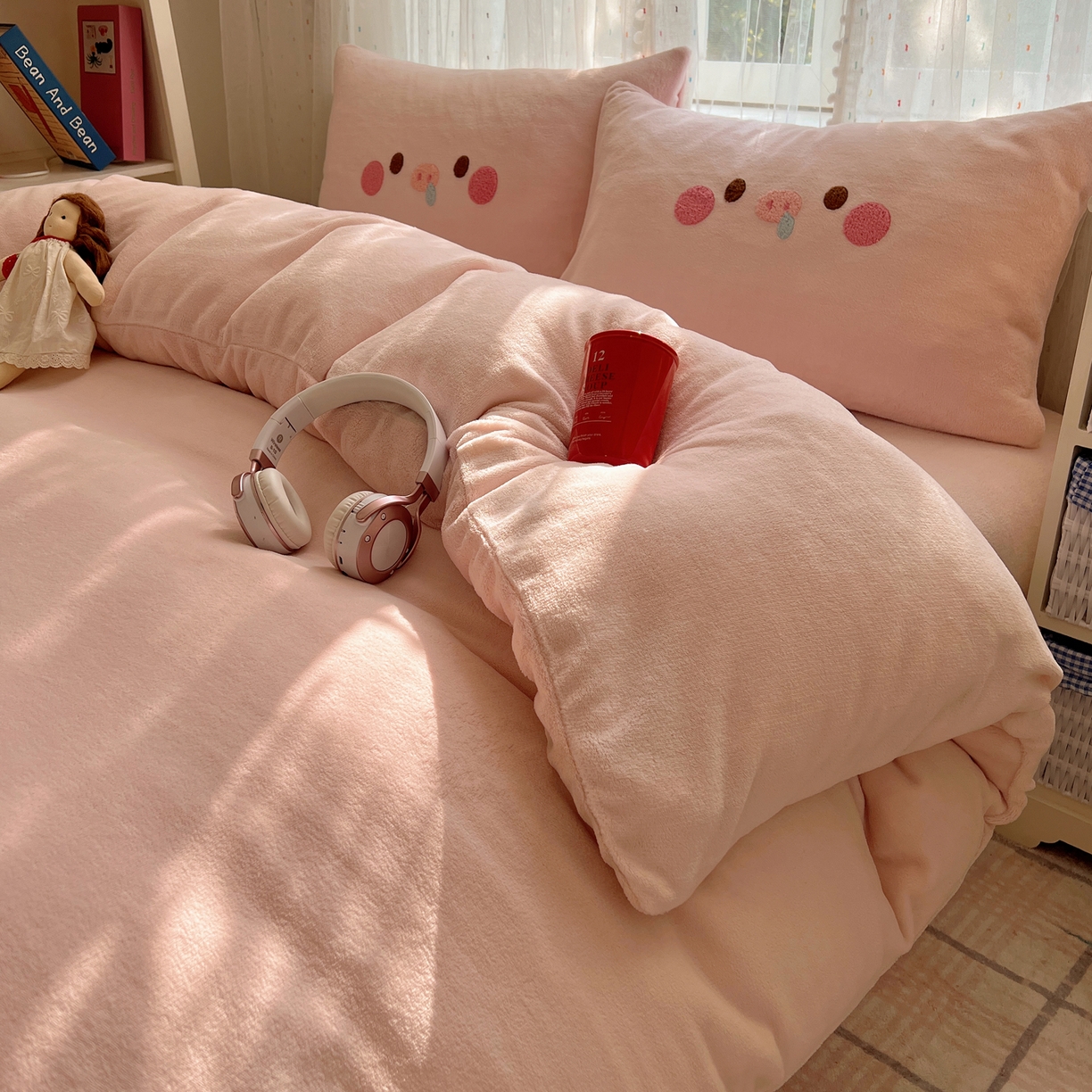 91家纺网 家纺一手货源 找家纺 顾里家纺 2025新款可爱表情包毛巾绣牛奶绒四件套 小粉猪