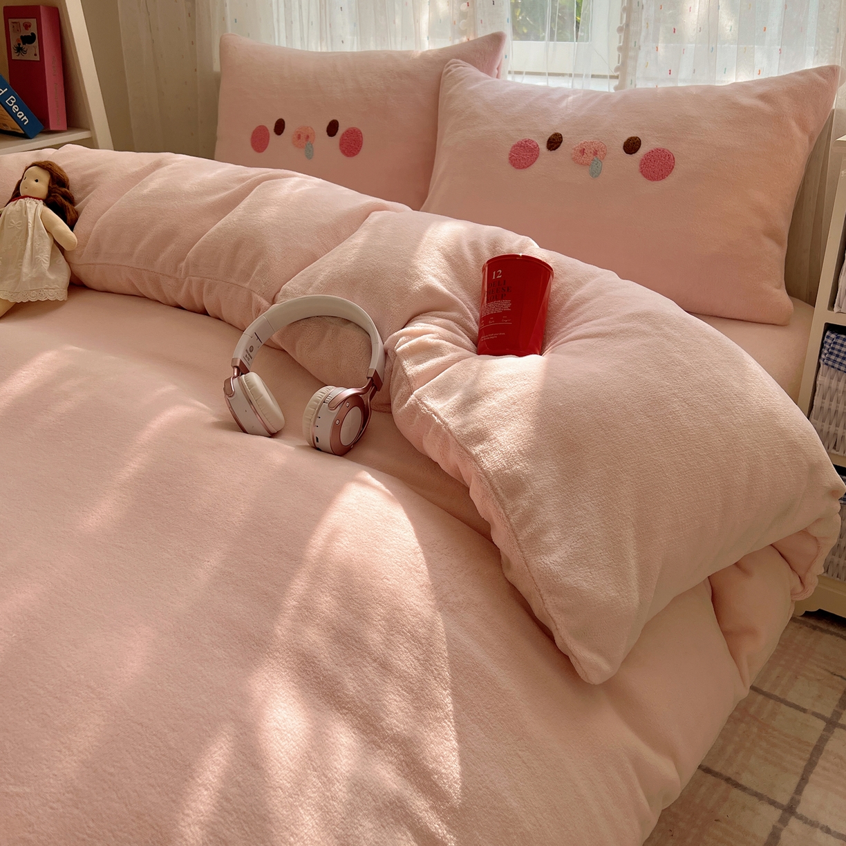 91家纺网 家纺一手货源 找家纺 顾里家纺 2025新款可爱表情包毛巾绣牛奶绒四件套 小粉猪